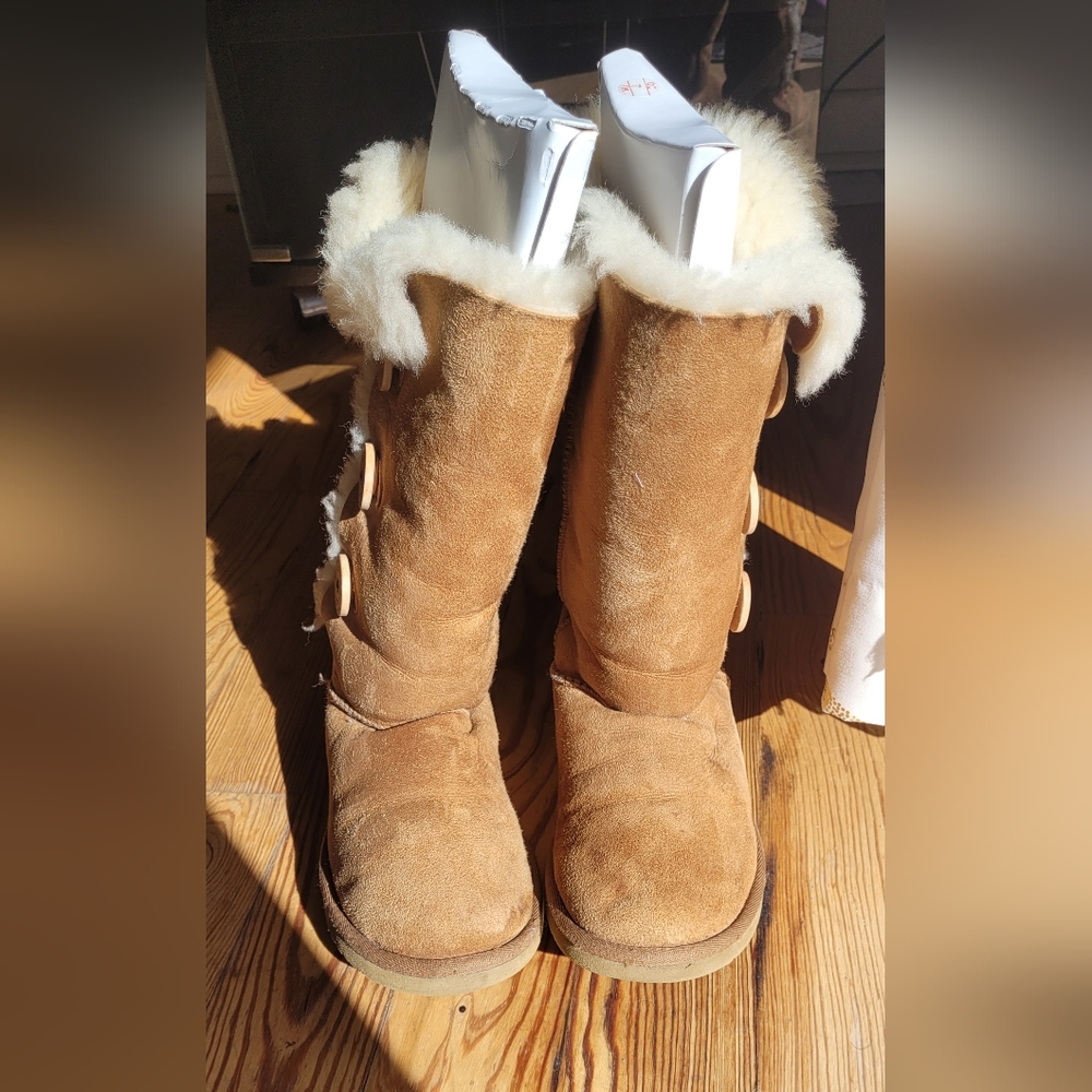 Uggs 1873 Bailey boots. Size 6